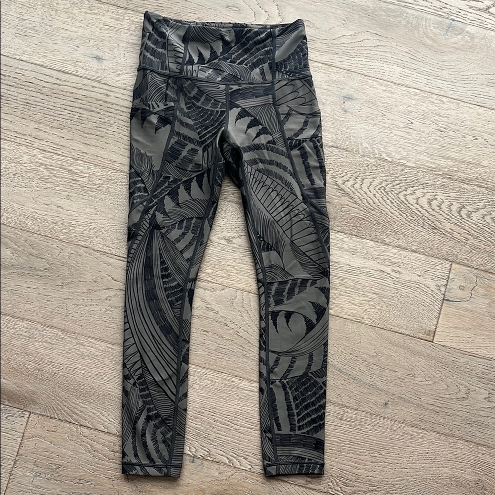 Like New (worn once) Athleta Salutation Stash (with Pockets) HR 7/8 Legging (XS)
